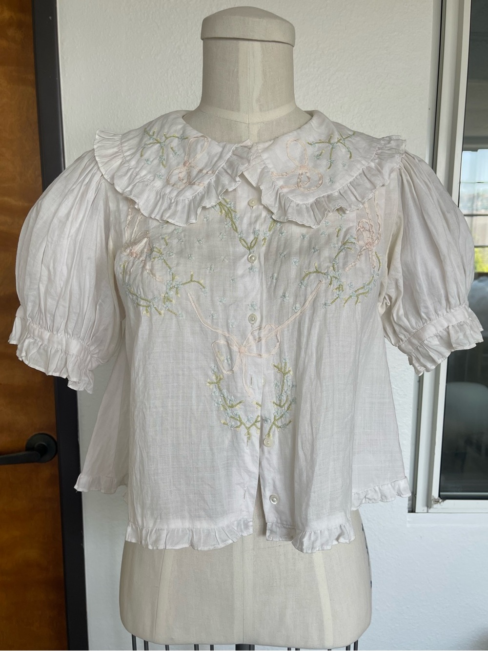 DOEN RIBBON EMBROIDERED RUFFLE COLLAR SENA TOP IN SALT